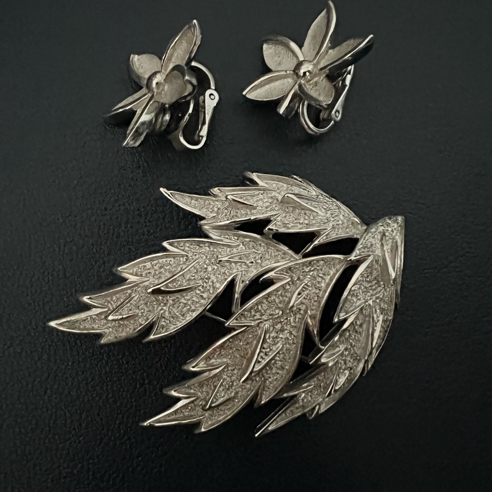 Vintage 1970's Trifari silver Tone Fire Flame Brooch Pin and earrings